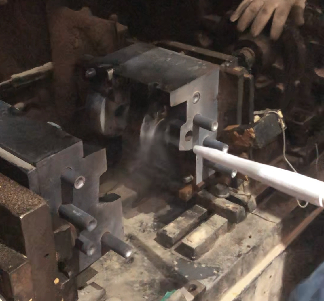 干冰清洗機(jī)可以用于清洗各種行業(yè)的模具 