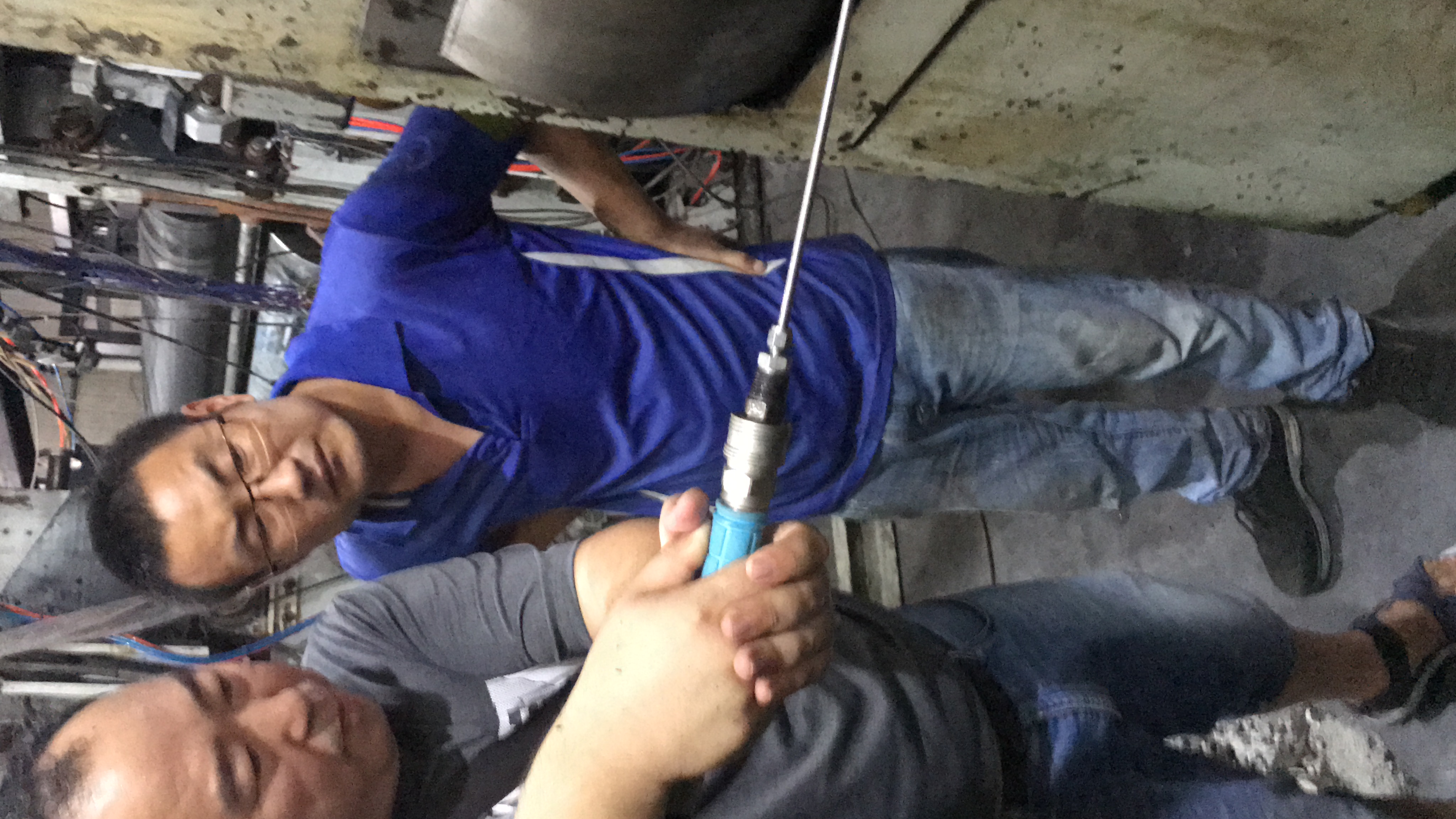 干冰清洗工廠設(shè)備油污 