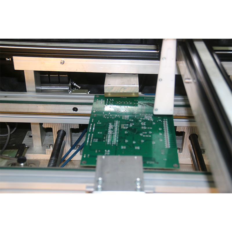 傳送帶干冰清洗汽車PCBA松香、污垢。 