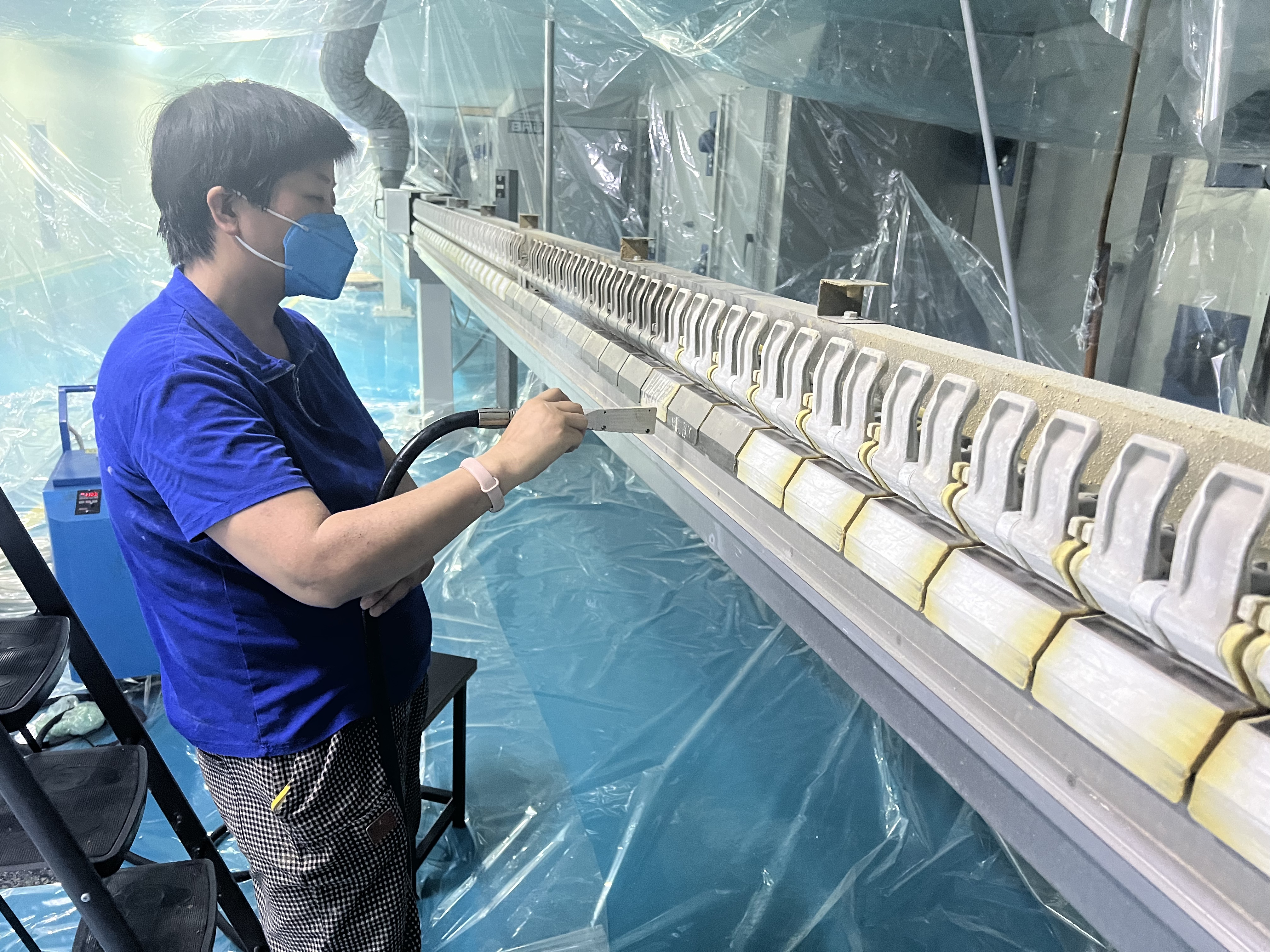 干冰清洗，清洗薄膜鏈夾膠垢。 